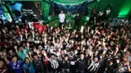 Mantan bintang Manchester United, Nemanja Vidic dan legenda Real Madrid, Fernando Morientes foto bersama fans saat hadir dalam acara bertajuk Meet The UEFA Champion League Trophy and Legends di MGP Space SCBD, Jakarta, Sabtu (27/4/2024). (Bola.com/M iqbal Ichsan)