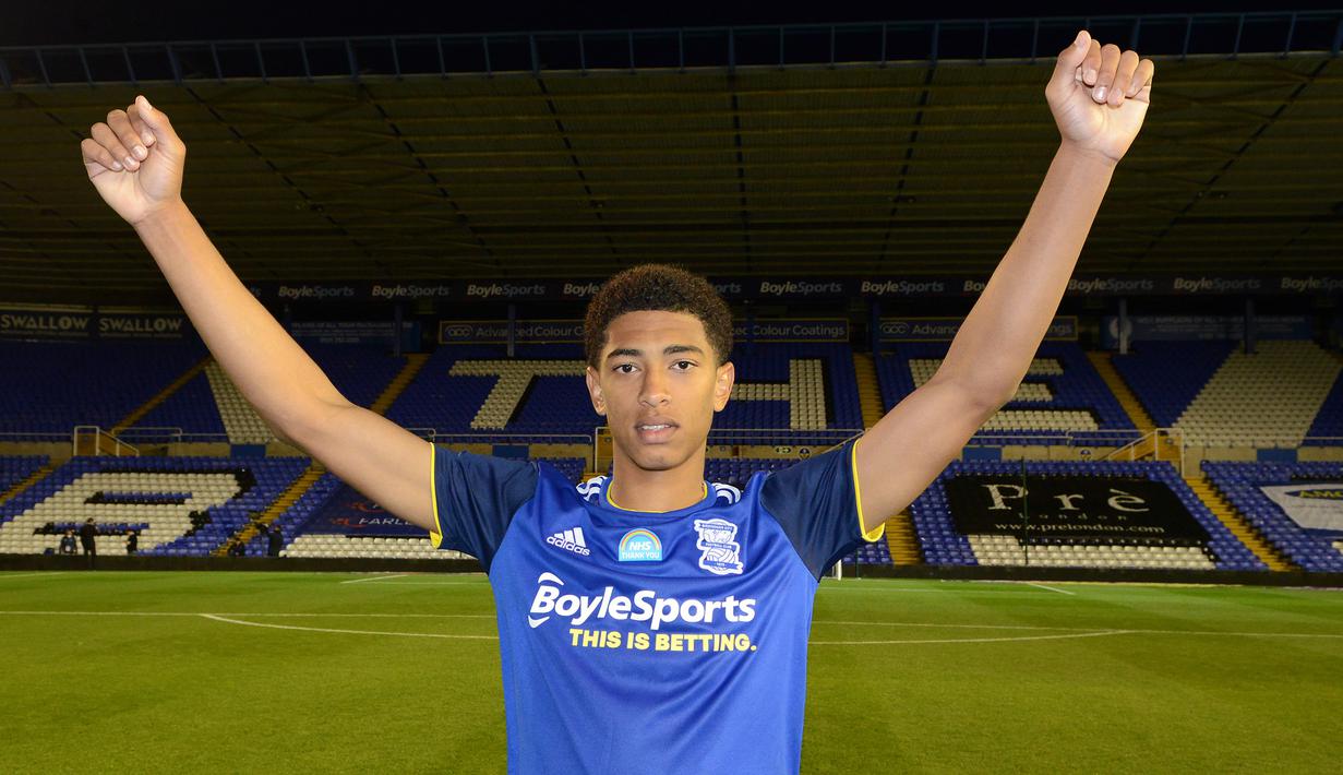 Jude Bellingham. Birmingham sebagai klub pertamanya, memensiunkan jersey bernomor 22 atas rekor yang dicatatnya sebagai pemain termuda klub yang melakukan debut di usia 16 tahun. Momen itu terjadi saat ia secara resmi hijrah ke Borussia Dortmund pada 2020/2021. (Foto: bcfc.com)