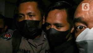Ajudan Irjen Pol Ferdy Sambo, Bhayangkara Dua Richard Eliezer Pudihang Lumiu atau Bharada E (baju hitam) berjalan keluar usai pemeriksaan di Kantor Komnas HAM, Jakarta, Selasa (26/7/2022). Bharada E keluar dengan pengawalan dan tanpa mengucapkan apapun. (Liputan6.com/Johan Tallo)