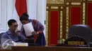 Menteri KKP, Susi Pudjiastuti berbincang dengan Menko Polhukam Luhut Pandjaitan sebelum mengikuti rapat terbatas di Kantor Presiden Komplek Kepresidenan, Jakarta, Rabu (29/6). (Liputan6.com/Faizal Fanani)