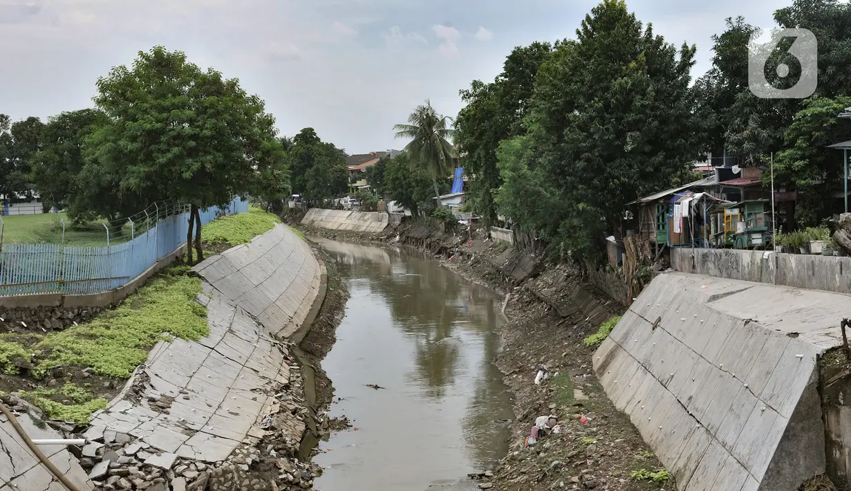 Kondisi proyek normalisasi yang terbengkalai di Kali Cipinang, Pulogadung, Jakarta, Rabu (19/2/2020). Gubernur DKI Jakarta Anies Baswedan memperkenalkan istilah naturalisasi sungai sebagai pengganti normalisasi, namun proyek tersebut tidak terealisasi hingga saat ini. (merdeka.com/Iqbal Nugroho)