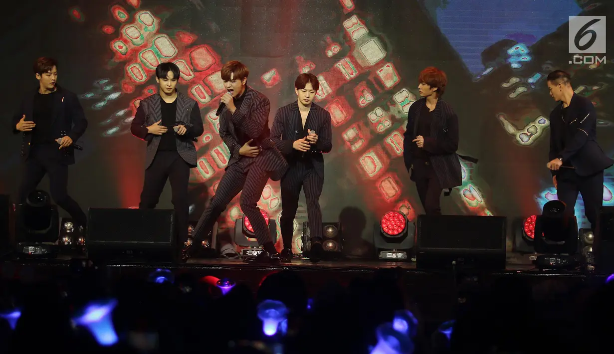 Penampilan Boy Band Korea Selatan BTOB, dalam konser bertajuk "BTOB in Jakarta 2018" di Jakarta, Jumat (21/09). Boy Band Korea Selatan BTOB membawakan 12 lagu salah satunya the feeling, movie dan someday.(Liputan6.com/ Herman Zakharia).