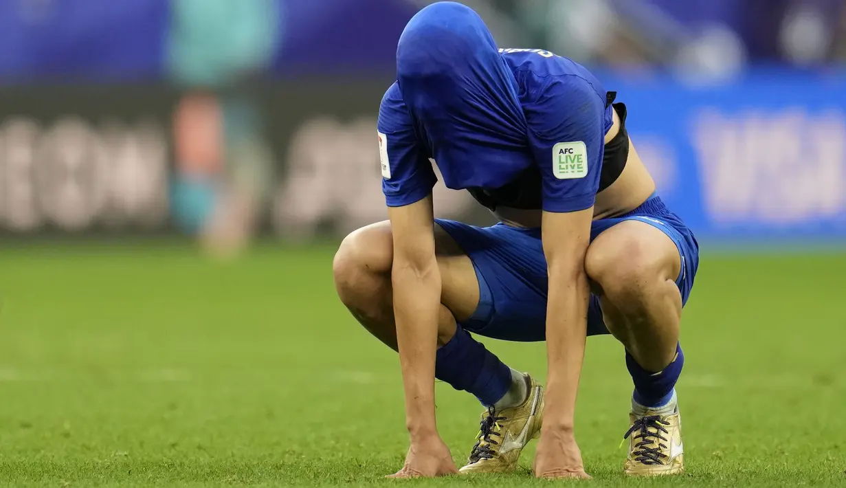 Ekspresi kecewa striker Timnas Thailand, Supachai Chaided setelah kalah 1-2 dari Uzbekistan pada laga babak 16 besar Piala Asia 2023 di Al Janoub Stadium, Al Wakrah, Qatar, Selasa (30/1/2024). (AP Photo/Aijaz Rahi)