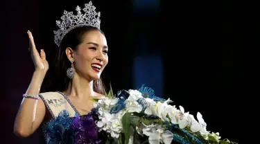 Kontestan Kecantikan, Jiratchaya Sirimongkolnawin tersenyum senang usai dinobatkan sebagai pemenang Miss Tiffany Universe 2016, Pattaya, Thailand, (14/5). Kontes ini diikuti sekitar 100 orang peserta dari seluruh Thailand. (REUTERS/Athit Perawongmetha)