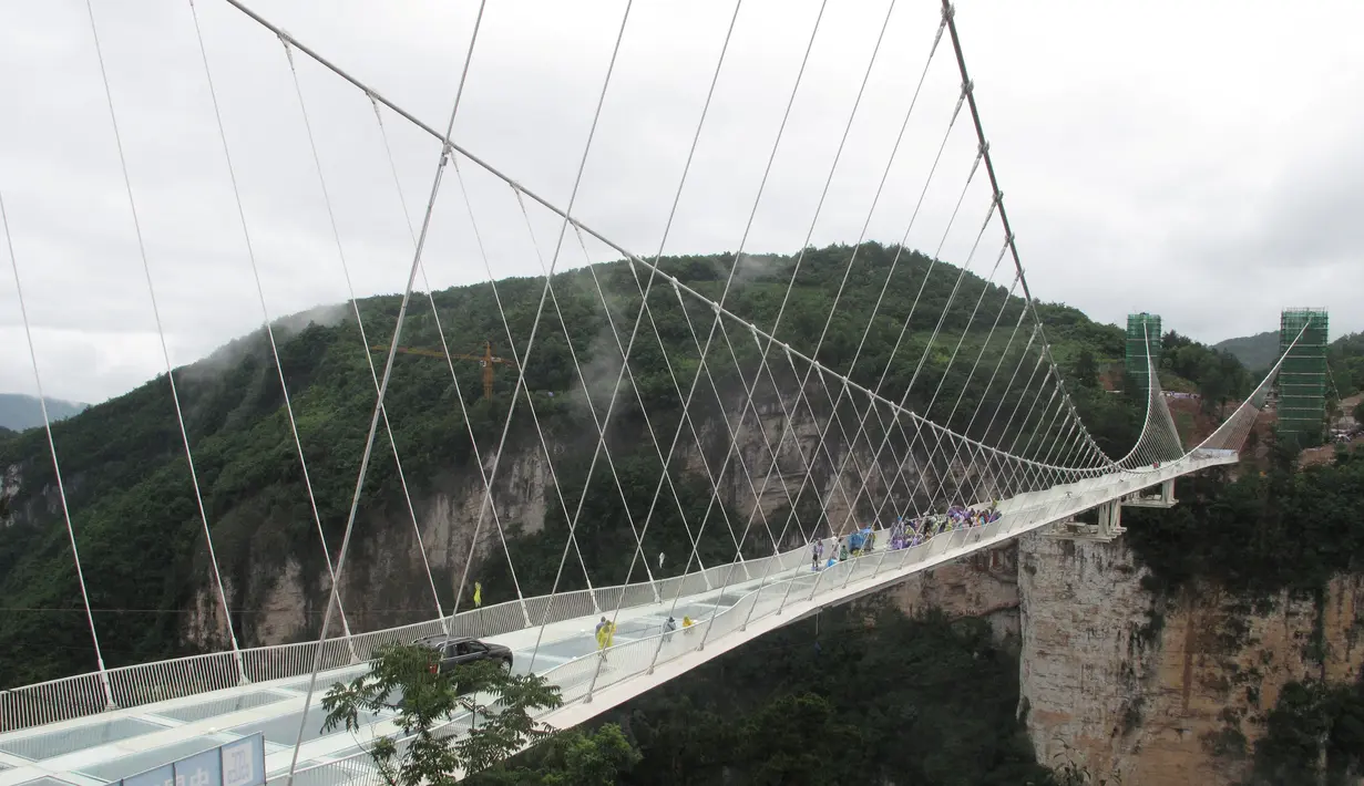 Jembatan sepanjang 430 meter yang menyeverangi tebing di Provinsi Hunan, Cina, (25/6).Uji coba ini menjadi pusat perhatian warga. (REUTERS / Jimmy Guan)
