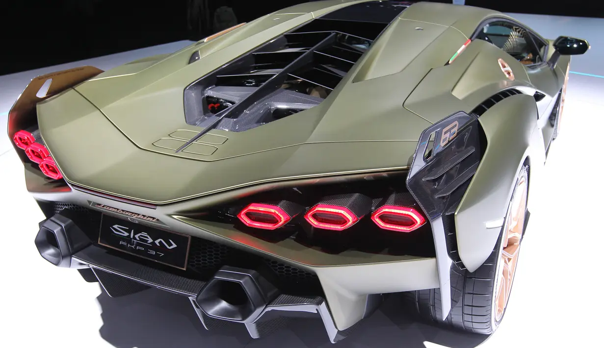 Supercar hybrid Lamborghini Sian dipamerkan perdana dalam IAA Auto Show di Frankfurt, Jerman, Rabu (11/9/2019). Hanya diproduksi terbatas 63 unit saja, Lamborghini Sian FKP 37 diklaim dapat menempuh kecepatan 100 Kpj hanya dalam waktu 2,8 detik. (Daniel ROLAND/AFP)