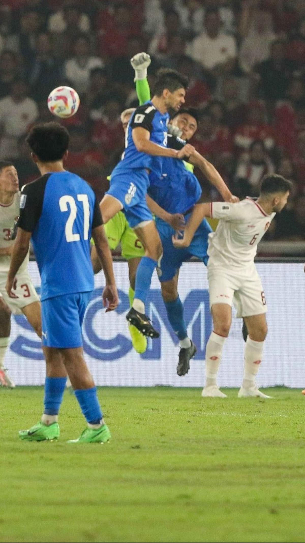 Tendangan bebas itu dihadiahkan oleh wasit setelah sebelumnya Ragnar Oratmangoen dilanggar pemain Filipina.&nbsp;Foto: Liputan6.com / Herman Zakharia<br>