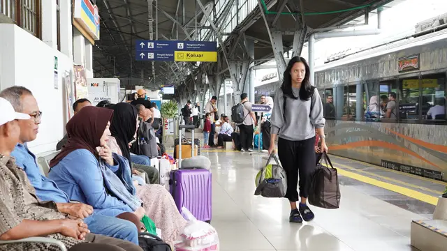 Penumpang PT Kereta Api Indonesia (Persero) di Stasiun. Dok KAI