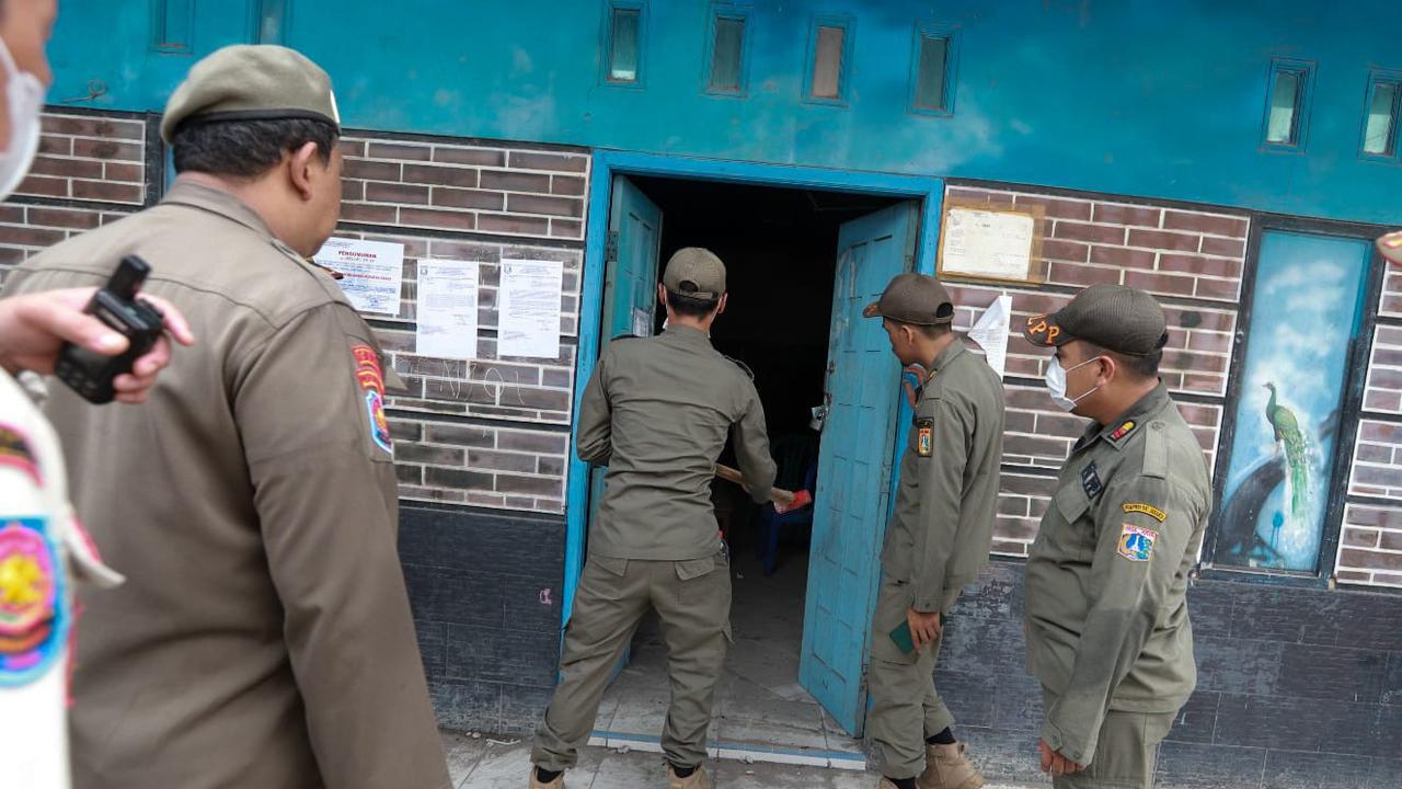 Penertiban Kafe Tak Berizin di Cilincing Jakarta Utara.