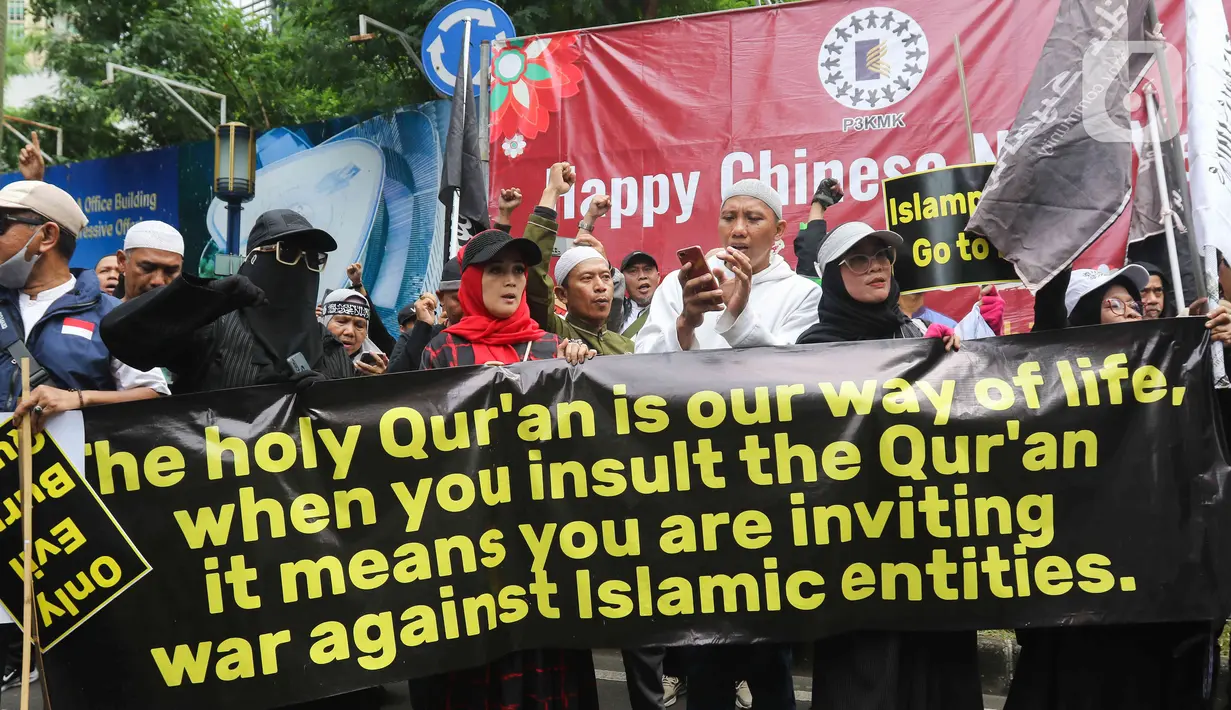 Massa Aksi Bela Al-Qur'an 301 menggeruduk Kedutaan Besar (Kedubes) Swedia di Kuningan, Jakarta Selatan, Senin (30/1/2023). Selain memprotes aksi pembakaran Al-Qur'an oleh Rasmus Paludan yang dilakukan dalam demonstrasi di Swedia, massa juga mendesak Kedutaan Besar Swedia diusir dari Indonesia. (Liputan6.com/Herman Zakharia)