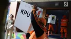 Pasukan oranye mengambil logistik pemilu 2019 di Gelanggang Olahraga Remaja, Jakarta Pusat, Selasa (16/4). Logistik tersebut akan distribusikan kesejumlah kelurahan dan TPS yang tersebar di Kecamatan Senen, jelang Pemungutan Suara pada 17 April 2019. (Liputan6.com/Herman Zakharia)