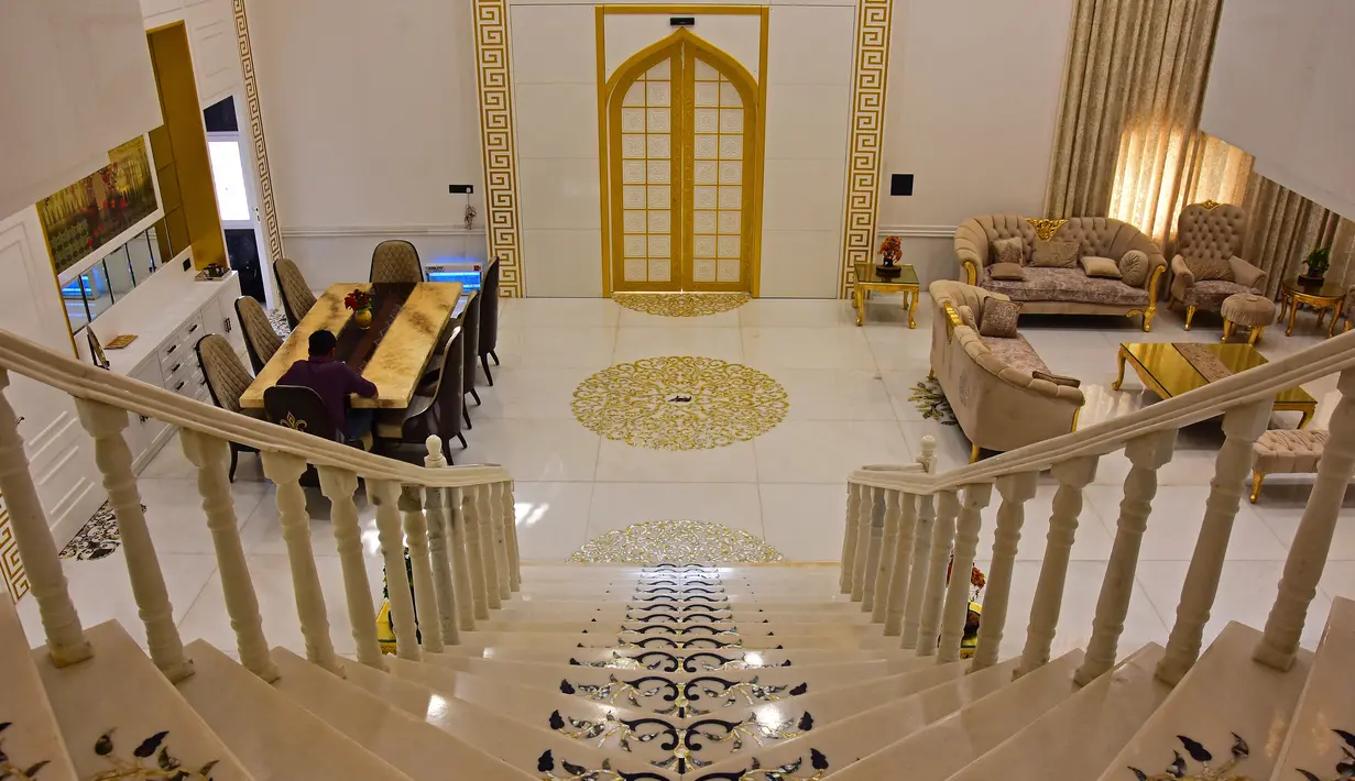 Dalam foto pada 25 November 2021 ini, pemandangan interior replika Taj Mahal di Burhanpur di negara bagian Madhya Pradesh, India. Pengusaha India Anand Prakash Chouksey membangun rumah yang berukuran sekitar sepertiga dari ukuran monumen aslinya. (Uma Shankar MISHRA / AFP)