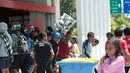 Warga menjarah kebutuhan pokok dari toko swalayan setelah gempa kuat dan tsunami mengguncang Kota Palu di Sulawesi Tengah, Minggu (30/9). Warga terpaksa mengambil karena mereka juga membutuhkan makanan dan air bersih. (AFP PHOTO/BAY ISMOYO)