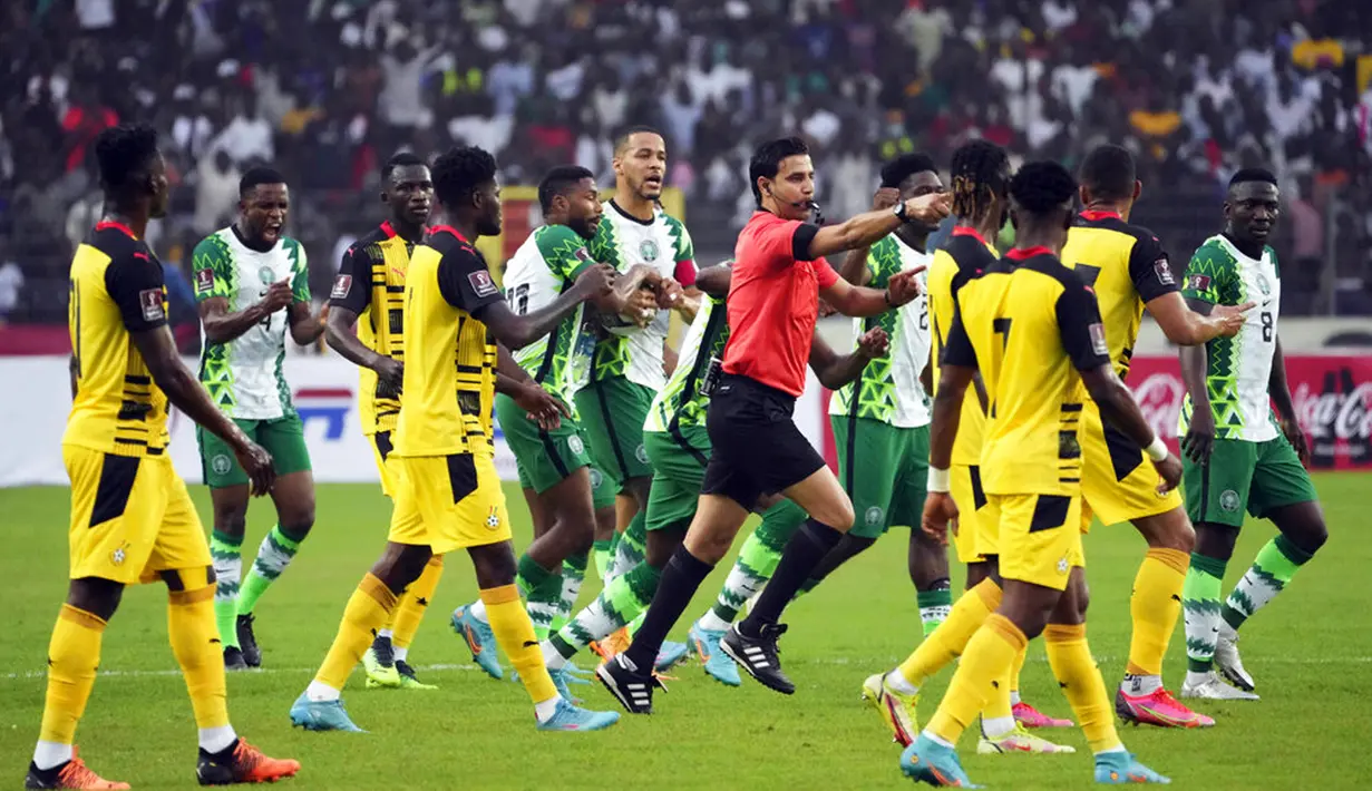 Wasit Sadok Selmi dari Tunisia (tengah) memberikan tendangan penalti untuk Nigeria saat melawan Ghana pada pertandingan sepak bola leg kedua kualifikasi Piala Dunia 2022 di Abuja, Nigeria, 29 Maret 2022. Pertandingan berakhir imbang 1-1. (AP Photo/Sunday Alamba)