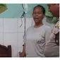 Aksi Polisi Bantu Persalinan Ibu di Gang Sempit Ini Bikin Haru (Merdeka.com)