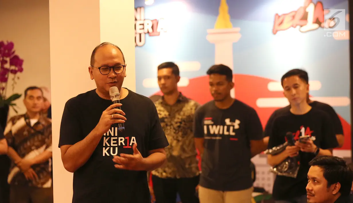 Wakil Ketua TKN Jokowi-Ma'ruf Amin, Rosan Roeslani berbagi cerita pada talk show bertema "Human Development Empowering Women in Today's Society” di Kerja @86 Hub, Jakarta, Kamis (21/2). Talkshow dihadiri pembicara perempuan. (Liputan6.com/Fery Pradolo)