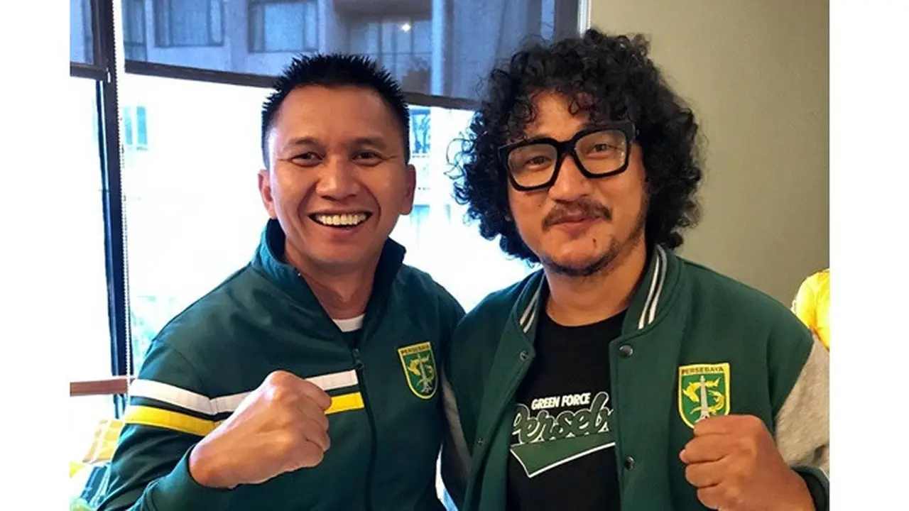 6 Gaya Isa Bajaj Mendukung Persebaya, Bukti Fans Fanatik