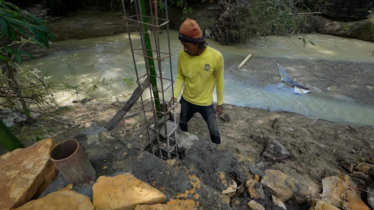 Proses pembangunan jembatan beton melalui Program Jembatan Garuda Merah Putih.