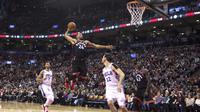 Penggawa Toronto Raptors Norman Powell (24) melakukan slam dunk pada laga NBA melawan Philadelphia 76ers di Air Canada Centre, Sabtu (23/12/2017) atau Minggu (24/12/2017). (AP/Chris Young)