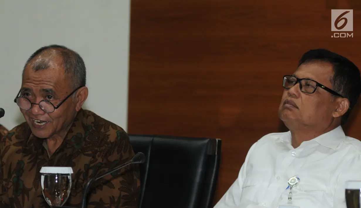 Ketua KPK Agus Rahardjo dan Sekretaris Menteri PAN-RB, Dwi Wahyu Atmaji memberikan keterangan terkait banyaknya banyaknya Aparatur Sipil Negara (ASN) dan pejabat daerah yang terjerat kasus korupsi, di Jakarta, Selasa (4/9). (Merdeka.com/Dwi Narwoko)