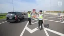 Kendaraan mengantre memasuki jalur fungsional tol Brebes-Batang, Jawa tengah, Rabu (21/6). Penutupan disebabkan menumpuknya kendaraan menuju jalur fungsional tol Brebes-Batang sehingga dialihkan lewat tol Brebes Timur. (Liputan6.com/Gempur M Surya)