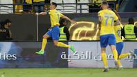 Penyerang Al Nassr, Cristiano Ronaldo, berhasil mengukir dua gol saat bersua Al Khaleej pada semifinal King Cup 2023/2024 di&nbsp;Al Awwal Stadium, Kamis (02/05/2024) dini hari WIB. Berkat brace CR7, Al Nassr menang 3-1 dan lolos ke final. (dok. Al Nassr)