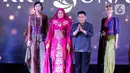 Desainer Ferry Sunarto bersama para model usai peragaan busana rancangannya saat acara Cita dan Cipta Liputan6.com X Fimela dalam parade Wastra Nusantara di Hotel Shangri La, Jakarta, Rabu (31/7/2024). (Liputan6.com/Herman Zakharia)