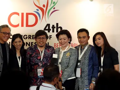 Business Development Creative Media Works KMK Online, Eliza Sariaatmadja bersama pembicara lainnya berfoto bersama usai diskusi dalam 4th Congress of Indonesian Diaspora di Kota Kasablanka, Jakarta, Sabtu (1/7). (Liputan6.com/Johan Tallo)