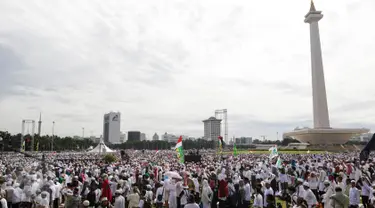 Massa demo 2 Desember memadati lapangan Monas, Jakarta, Jumat (2/12). Demo 2 Desember ini  digelar sebagai lanjutan dari aksi 4 November 2016. (Liputan6.com/Faizal Fanani)