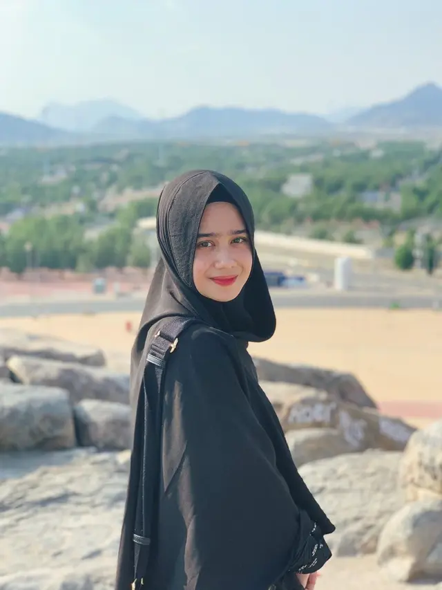 Berperan Sebagai Nur di KKN Desa Penari, Ini 6 Pesona Tissa Biani saat Berhijab