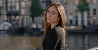 Baru-baru ini, Wulan Guritno membagikan momen liburannya di Amsterdam. Terlihat Wulan tampil cantik mengenakan balutan busana warna hitam. [Foto: Instagram/ wulanguritno]