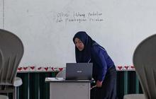 FOTO: Potret Guru di Palembang Kembali Mengajar Secara Online Gara-Gara Kabut Asap Karhutla