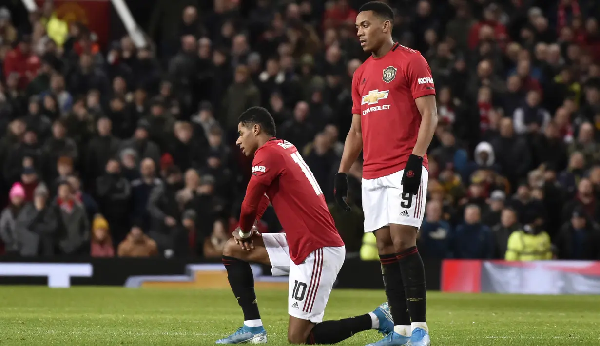 Pemain Manchester United Anthony Martial (kanan) berdiri di samping Marcus Rashford yang mengalami cedera saat menghadapi Wolverhampton Wanderers pada putaran ketiga Piala FA di Old Trafford, Manchester, Inggris, Rabu (15/1/2020). Manchester United menang 1-0.(AP Photo/Rui Vieira)