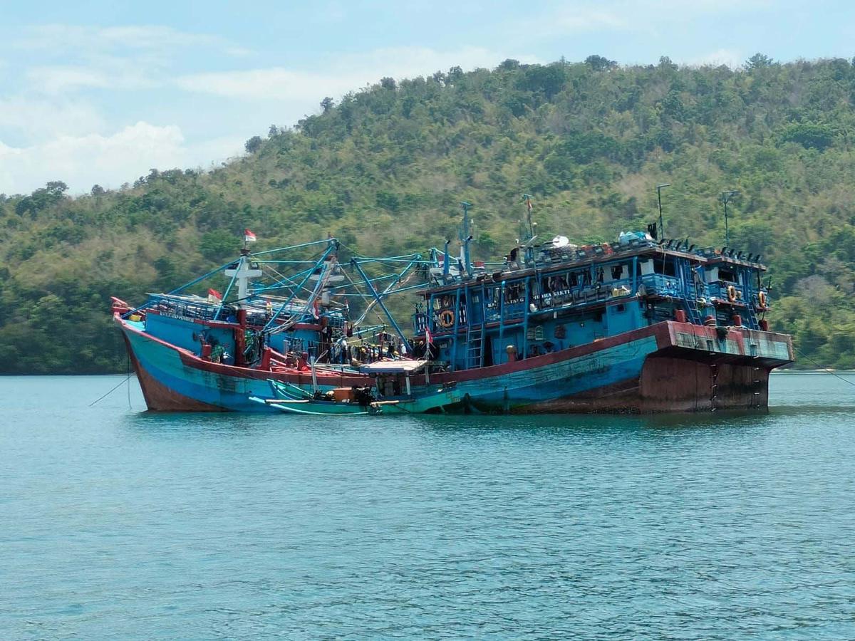 FOTO: Kapal KM Anugrah Indah-18 Terbakar di Laut Sumbawa, TNI AL Evakuasi 25 ABK