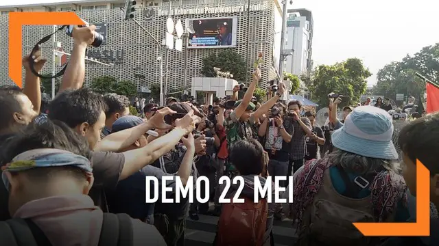 VIDEO: Lihat, Reaksi Tentara Saat Diberi Bunga Oleh Demonstran