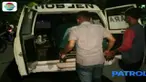 Kecelakaan ini terjadi saat korban bersama enam temannya nekat ke tengah jalan berupaya memberhentikan truk untuk menumpang pulang ke rumah mereka.
