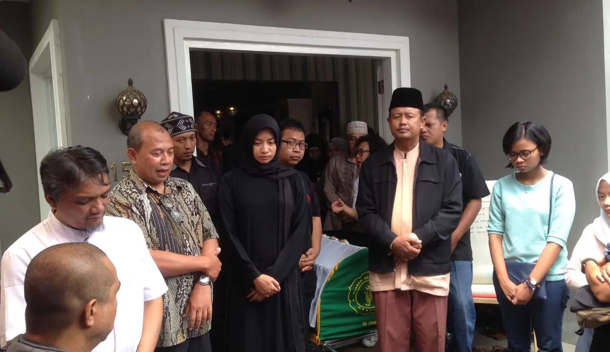 Usai disholatkan, Jenazah Oon pun terlebih dahulu dibawa ke rumah duka dan kemudian dimakamkan di Taman Pemakaman Umum (TPU) Mekar Wangi, Kopo Elok, Bandung, Jawa Barat pada pukul 13.30 WIB. (Syaiful Bahri/Bintang.com)