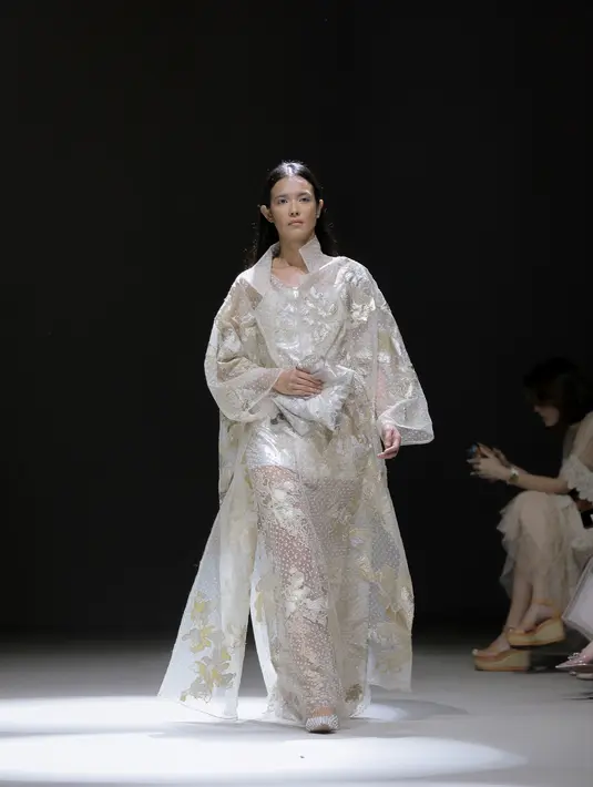 Sedangkan untuk perhiasan aneka bola solid perak dan permata yang tersusun dalam formasi berulang datang dalam format anting dan kalung choker. Lewat koleksi ini, Sapto Djojokartiko mengingatkan untuk berhenti sejenak menarik napas dan hidup dalam momen saat ini dan sekarang juga. [Foto: Document/FIMELA]