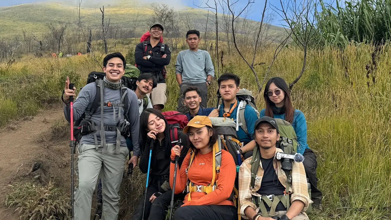 6 Potret Wendy Walters dan Jerome Polin Naik Gunung Merbabu, Sarapan Nasi Bungkus di Atas Awan