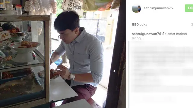 Sahrul Gunawan menikmati santap siangnya di warteg (Foto: Instagram)