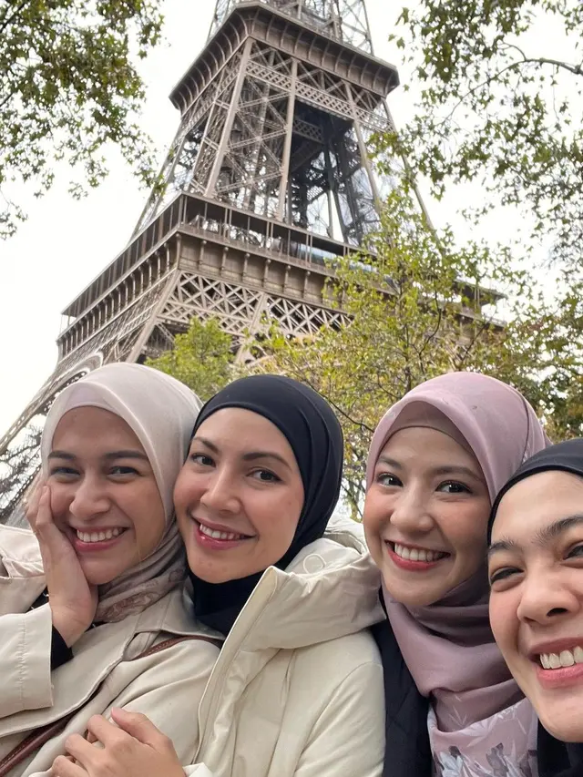 Dian Ayu Lestari dkk menghabiskan liburan bersama di Paris (Instagram/dianayulestari).