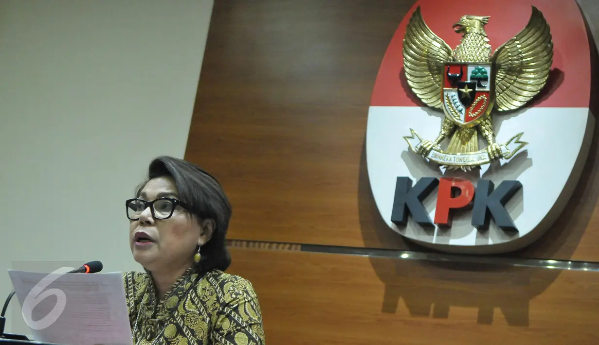 Wakil Ketua KPK, Basaria Panjaitan memberikan keterangan pers di Gedung KPK, Jakarta, Selasa (25/4). KPK menetapkan Ketua Badan Penyehatan Perbankan Nasional (BPPN) Syafruddin Arsyad Temenggung sebagai tersangka. (Liputan6.com/Helmi Afandi) 