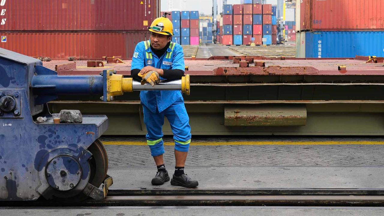 FOTO:  Kesibukan Bongkar Muat Kontainer JICT di Tengah Penetapan Tarif Impor Trump