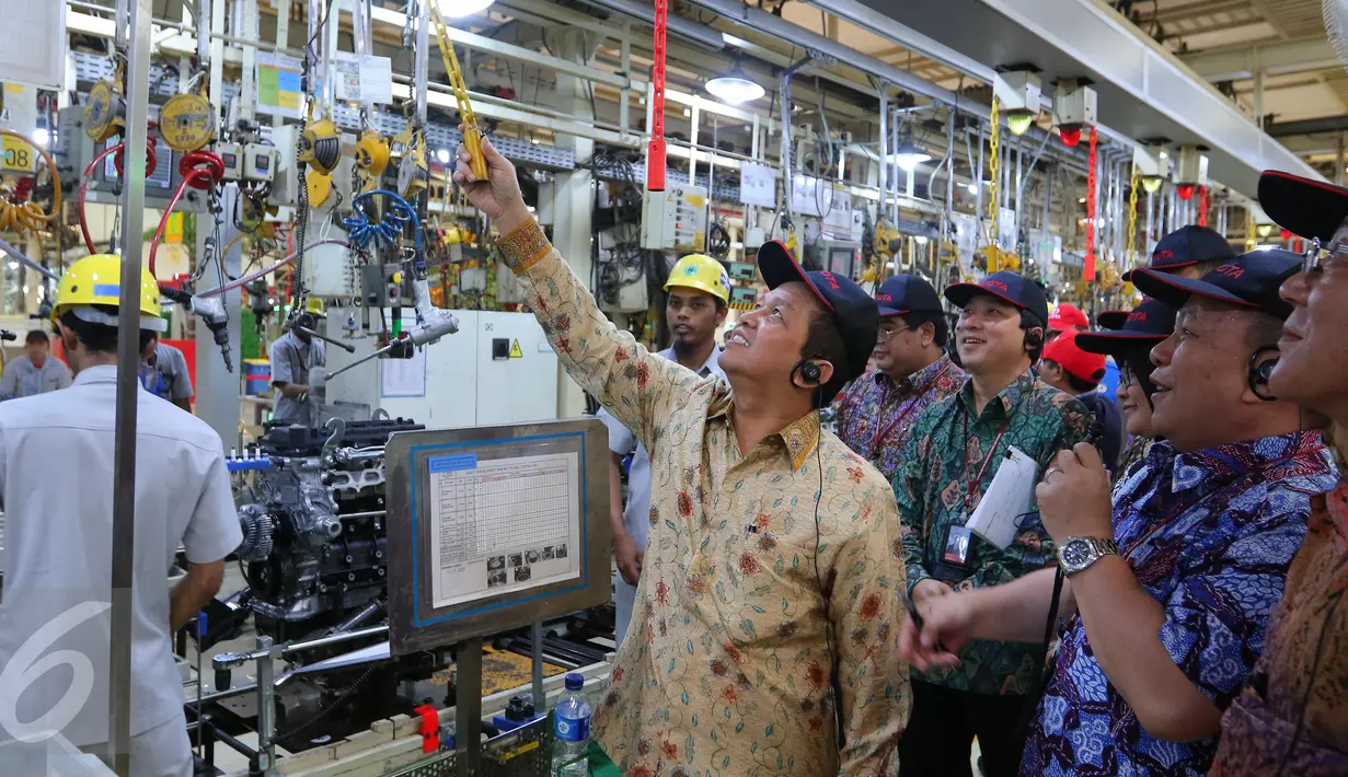 Ketua KEIN Soetrisno Bachir bersama para anggota KEIN melihat-lihat pabrik PT Toyota Motor Manufacturing Indonesia (TMMIN) Sunter I di Jakarta, Senin (9/5). Ini adalah kunjungan pertama KEIN ke industri skala besar di Indonesia (Liputan6.com/Angga Yuniar)
