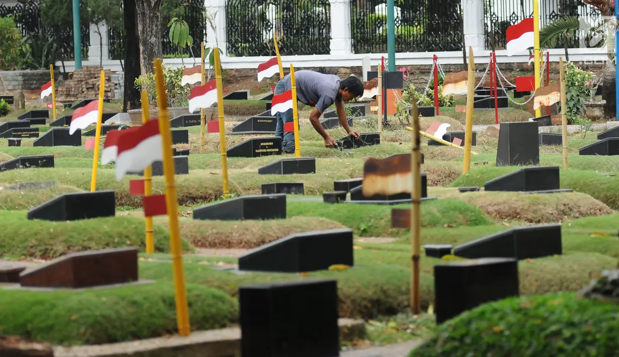 Petugas membersihkan makam di TPU Tanah Kusir, Jakarta, Selasa (29/8). Sudin Kehutanan DKI Jakarta berencana memperluas area TPU Tanah Kusir. Perluasan dilakukan karena kebutuhan lahan pemakaman sangat tinggi. (Liputan6.com/Helmi Fithriansyah)