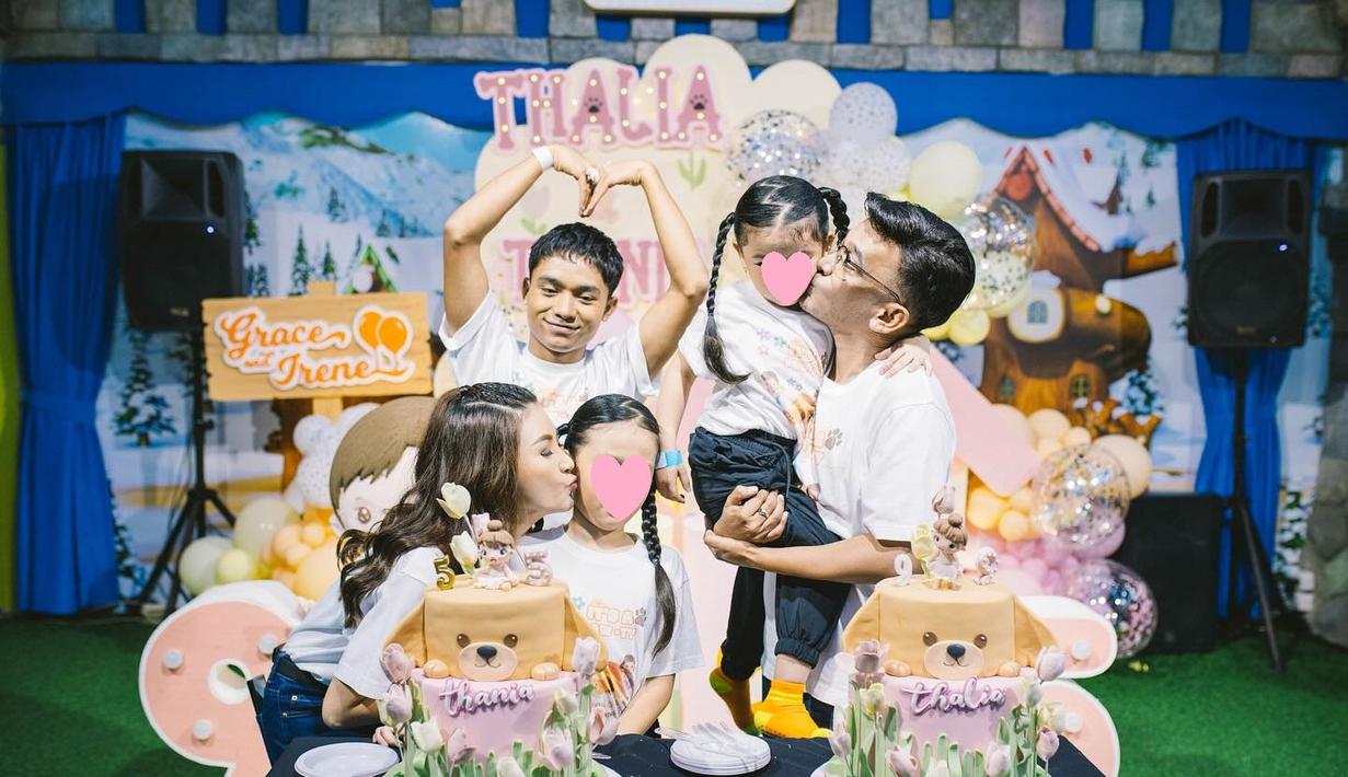 Sebelumnya Ruben Onsu juga sempat merayakan ulang tahun dua putrinya, Thalia dan Tania. Pasangan selebritas ini kompak mencium pipi buah hati mereka. (Foto: Instagram/ ruben_onsu)