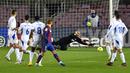 Kiper Eibar, Marko Dmitrovic (kiri) mementahkan tendangan bebas gelandang Barcelona, Antoine Griezmann dalam laga lanjutan Liga Spanyol 2020/21 pekan ke-16 di Camp Nou, Selasa (29/12/2020). Eibar bermain imbang 1-1 dengan Barcelona. (AFP/Pau Barrena)