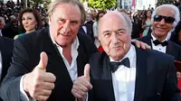 Aktor Prancis Gerard Depardieu dan Sepp Blatter di Festival Film Cannes 2015. (dok, istimewa)