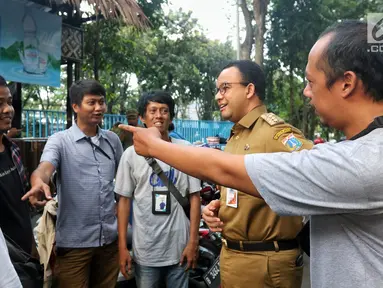 Gubernur DKI Jakarta Anies Baswedan berdiskusi dengan sejumlah pewarta foto di Balai Pewarta Foto Indonesia Pos Pol HI di Jakarta Pusat, Senin (22/4). Kedatangan Gubernur DKI Jakarta Anies Baswedan di Bundaran HI untuk melihat fasilitas publik di Jakarta. (Liputan6.com/Johan Tallo)