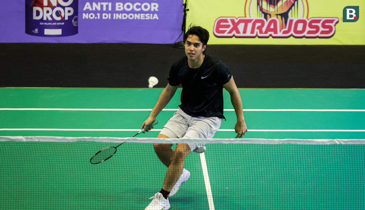 Selebritas Indonesia, El Rumi berusaha mengembalikan shuttle cock ke arah lawannya, Jefan Nathanio dalam cabang olahraga bulu tangkis nomor tunggal putra Turnamen Olahraga Selebriti Indonesia (TOSI) season 2 di GOR POPKI Cibubur, Jakarta Timur, Sabtu (13/01/2023). El Rumi menang dua set langsung (21-14, 21-16). (Bola.com/Bagaskara Lazuardi)